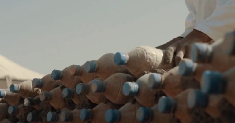 En 2016, un ingeniero refugiado llenó botellas desechadas con arena para construirle a su abuela una casa más segura en el desierto; el experimento se extendió a 25 viviendas