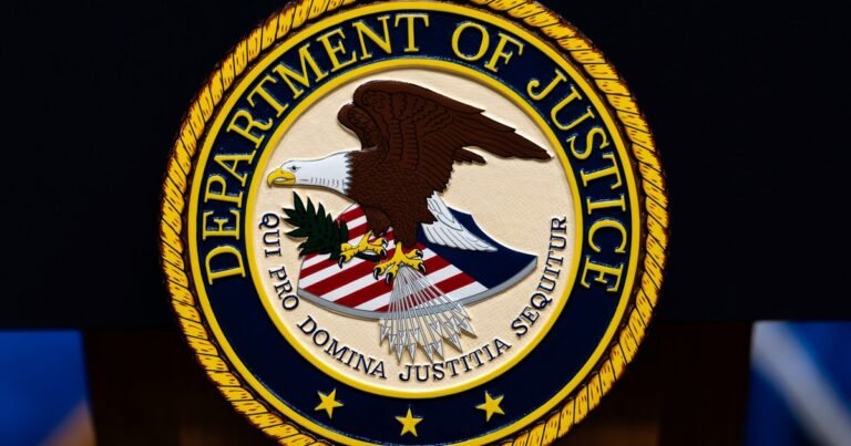 El gobierno de Trump anunció el arresto de 11 residentes legales con green card en California y acusó a 28 de fraude electoral