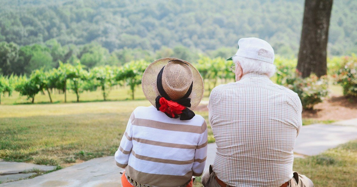 La psicología dice que para algunas personas nacidas entre 1945 y 1965, mantener determinados aspectos de su vida en privado forma parte de su manera habitual de relacionarse. Pueden atravesar dificultades personales, experimentar emociones intensas o enfrentar cambios importantes sin sentir la necesidad de compartirlos constantemente con familiares y amigos