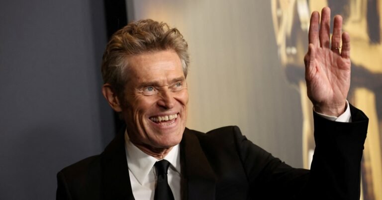 Willem Dafoe, a los 71 años: “Nunca soy más feliz que lavando los platos y limpiando el excremento de los animales”