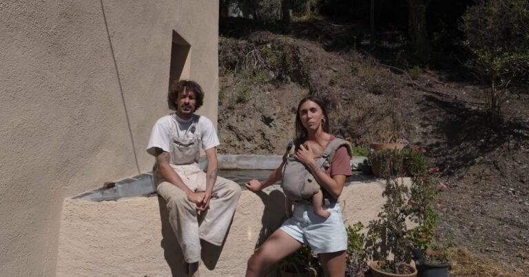 Paula y Álex dejaron la vida urbana para vivir en una masía en el monte: "Verduras apenas compramos porque todo lo que consumimos es de huerto"