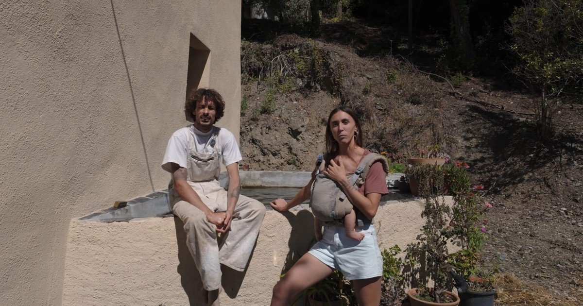 Paula y Álex dejaron la vida urbana para vivir en una masía en el monte: "Verduras apenas compramos porque todo lo que consumimos es de huerto"