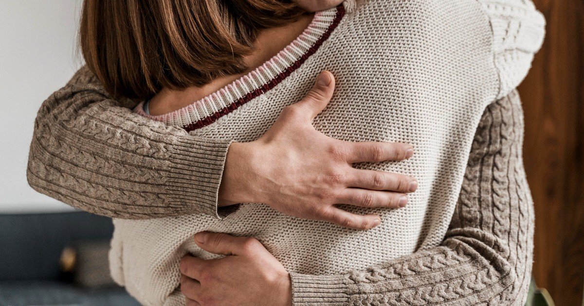 La psicología dice que abrazarse seguido ayuda a proteger contra el estrés y las infecciones: un estudio de Carnegie Mellon siguió a 404 adultos durante 14 noches y halló un factor protector clave
