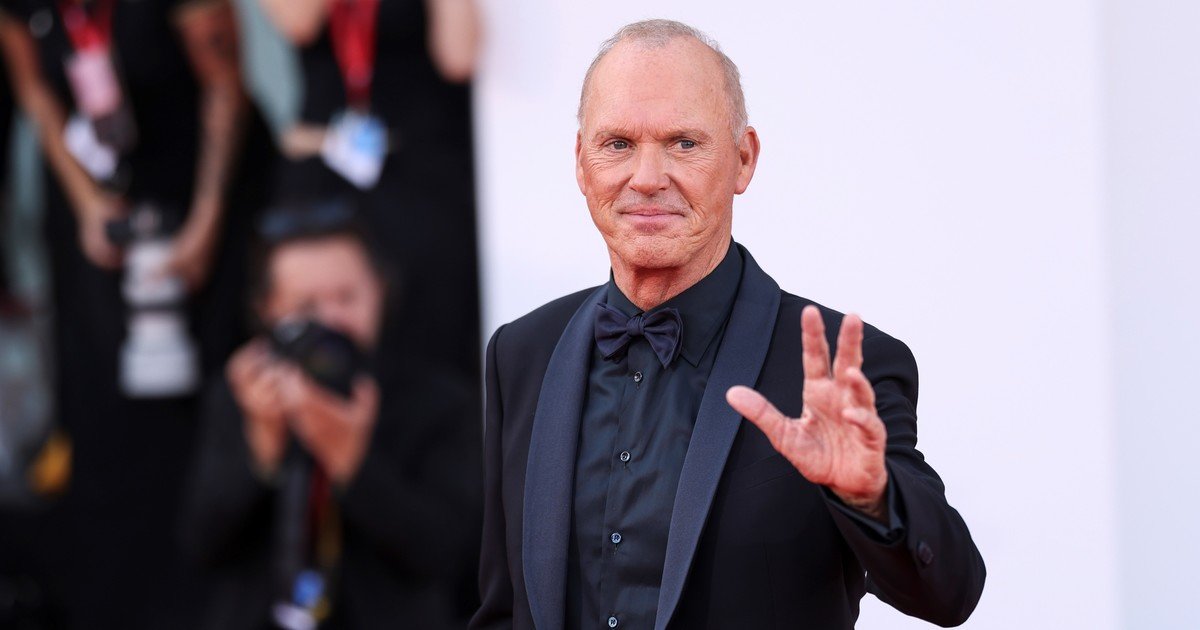 En la década de 1980, Michael Keaton estaba en la cima de Hollywood con "Batman" y compró un rancho ganadero de 1000 acres en Montana; durmió en una tienda de campaña mientras construía una mansión de montaña desde cero