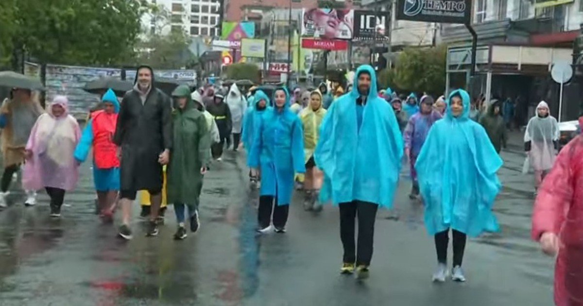 Bajo la lluvia, una multitud de fieles ya peregrina hacia Luján para agradecerle y pedirle a la Virgen