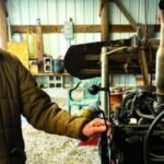 Hace 65 años armó un tractor quitanieves con piezas de chatarra y un chasis de un Ford Modelo A para limpiar las veredas de sus vecinos mayores, murió a los 93 años como un líder de su barrio