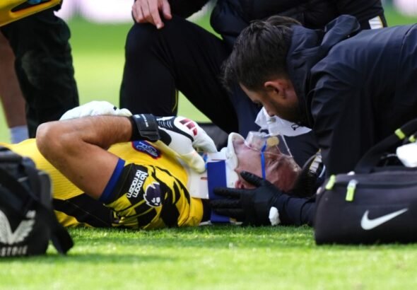Qué le pasó al Dibu Martínez: un fuerte choque lo mandó al hospital durante el partido entre Chelsea y Everton