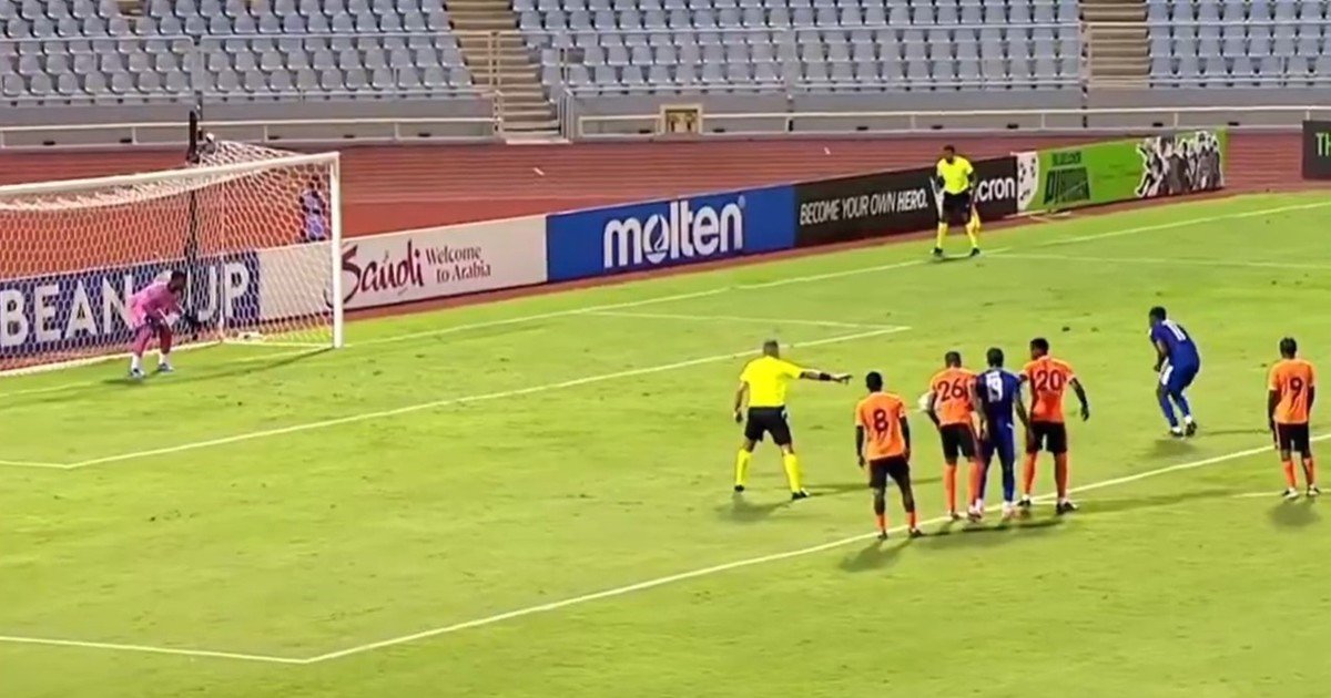 La ejecución de penal más insólita del año: tomó carrera y caminó 20 segundos antes de patear, ¡y encima se lo atajaron!