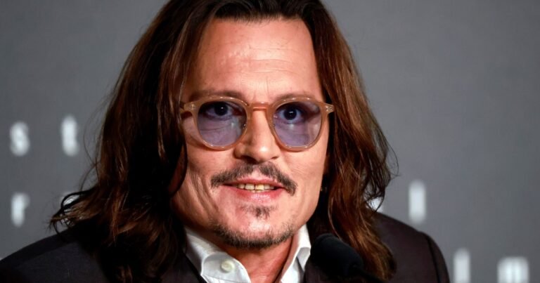 Frase del día de Johnny Depp, actor de Hollywood de 63 años: “Dicen que tomo decisiones extrañas, pero para mí no lo son. Mi obsesión es que me fascina el comportamiento humano, lo que se esconde bajo la superficie”