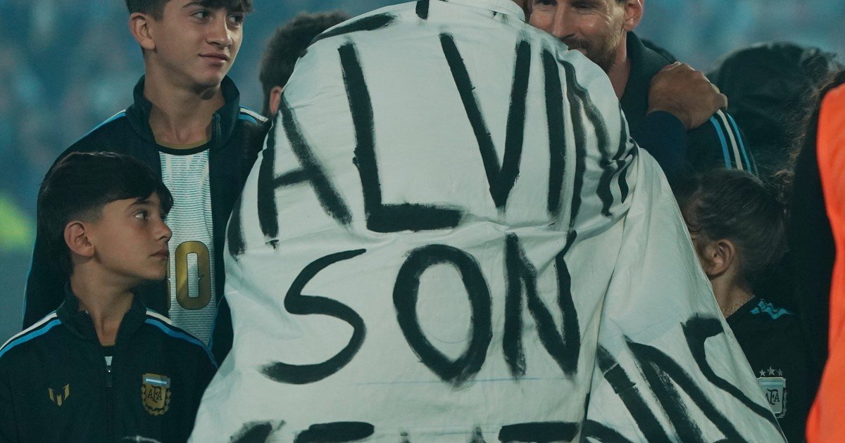 "Pancarta provocadora": la fuerte reacción de un medio inglés por la bandera de Malvinas en la despedida de Messi
