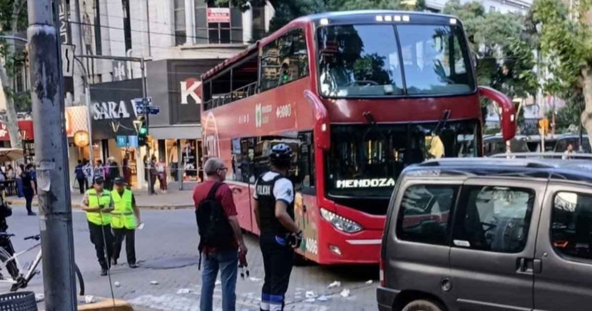 Tragedia en pleno centro de Mendoza: una nena de casi dos años murió, tras ser atropellada por un bus turístico