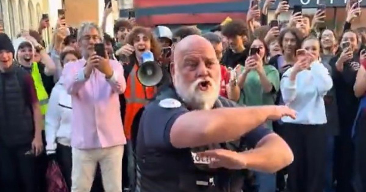 En medio de las protestas en Francia, un agente de policía "farmeó aura" con adolescentes: el video