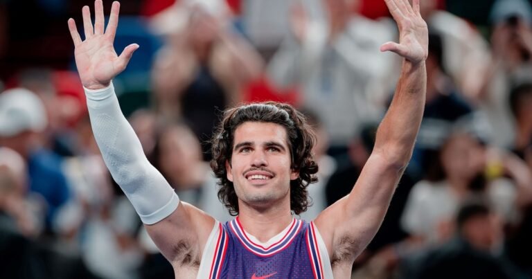 Carlos Alcaraz, mucho más que tenis: del bigote que se hizo viral a los looks con los que marca tendencia dentro y fuera de la cancha