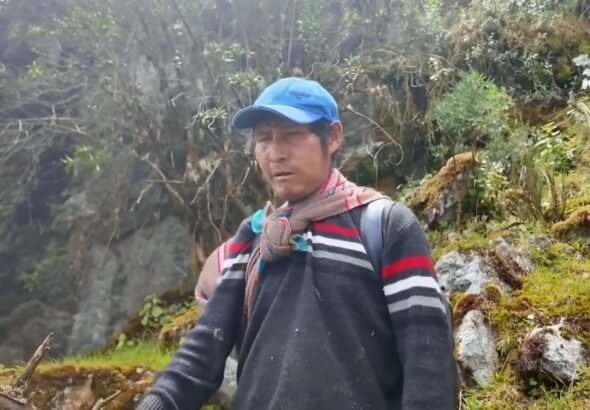 Narciso Cóndor  sobrevive en una cueva de los Andes: "Ahí me quedo cuando voy a ver los animales de mi padrino"
