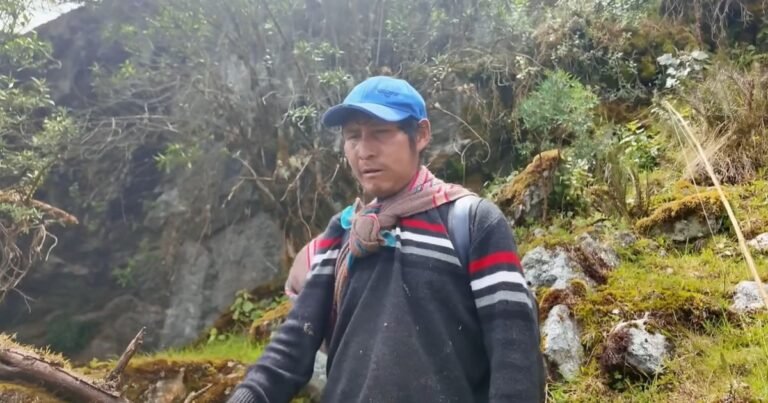 Narciso Cóndor  sobrevive en una cueva de los Andes: "Ahí me quedo cuando voy a ver los animales de mi padrino"