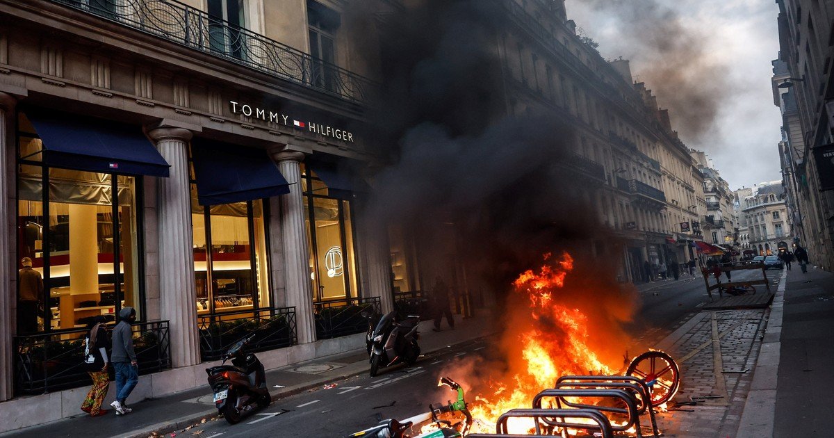 De tiendas de lujo a un ayuntamiento histórico: las fotos y los videos más impactantes de los saqueos y daños por la crisis en Francia
